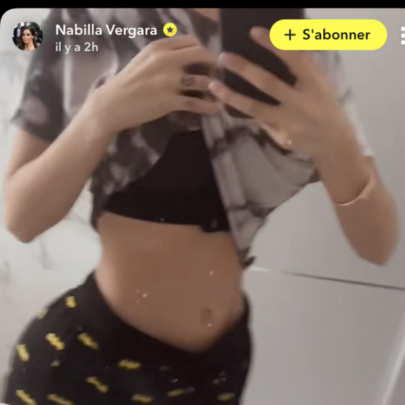 "Je suis dégoutée, je suis tellement malade que j'ai dû reperdre 2-3 kilos, voire 4", a-t-elle annoncé toujours sur Snapchat en se filmant dans le miroir. 
Nabilla au plus mal sur Snapchat, elle révèle avoir contracté la grippe.