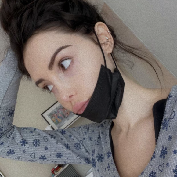 Sur Snapchat depuis mardi 16 mai, la superstar s'est dévoilée au plus mal après être tombée malade. 
Nabilla au plus mal sur Snapchat, elle révèle avoir contracté la grippe.