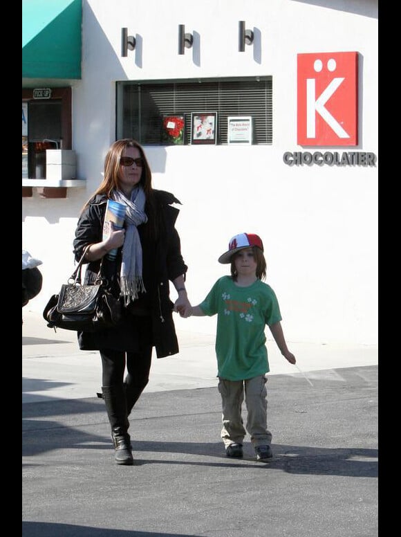 Holly Marie Combs dans un parc à Beverly Hills avec son fils aîné Finley le 21 février 2010
