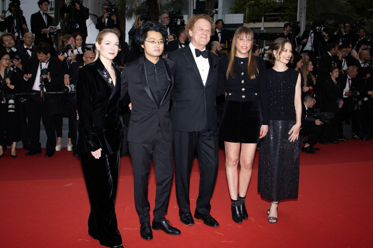 Photo : Emilie Dequenne, Davy Chou, John C. Reilly, Alice Winocour, Paula  Beer (Jury Un certain regard) - Montée des marches du film « Kaibutsu  (Monster) » lors du 76ème Festival International