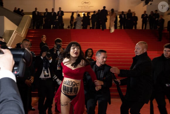 Elle a rapidement été arrêtée. 
Incident lors de la montée des marches du film " Le retour (Homecoming) " lors du 76ème Festival International du Film de Cannes. Le 17 mai 2023 © Jacovides-Moreau / Bestimage 