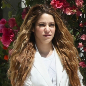 Exclusif - Shakira arrive dans son manoir à Miami, Floride, États-Unis, le 18 mai 2023. La chanteuse porte un blazer blanc et des sandales à plateforme juste un jour après avoir été aperçue en train de dîner avec sa copine tout aussi célibataire G.Bundchen.