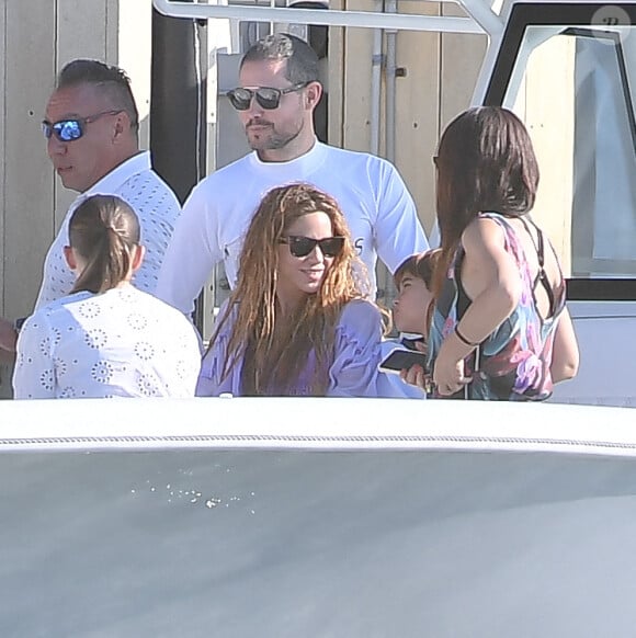 Shakira fait une balade en bateau avec ses enfants, Milan, 10 ans, Sasha, 8 ans, et des amis à Miami le 10 mai 2023.