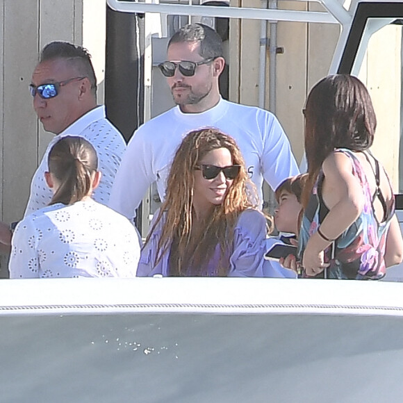 Shakira fait une balade en bateau avec ses enfants, Milan, 10 ans, Sasha, 8 ans, et des amis à Miami le 10 mai 2023.