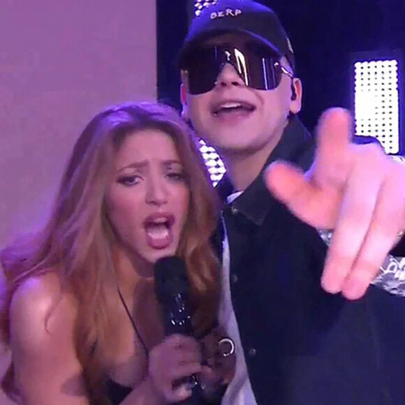 Début 2023, elle sortait le tube "Shakira Bzrp Music Sessions 53", qui cumule plus de 550 millions de vues sur Youtube, avec le producteur argentin Bizarrap
Shakira interprète sa dernière chanson sur le thème de la rupture sur le plateau du Tonight Show