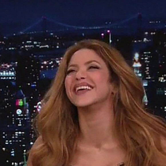Shakira interprète sa dernière chanson sur le thème de la rupture sur le plateau du Tonight Show