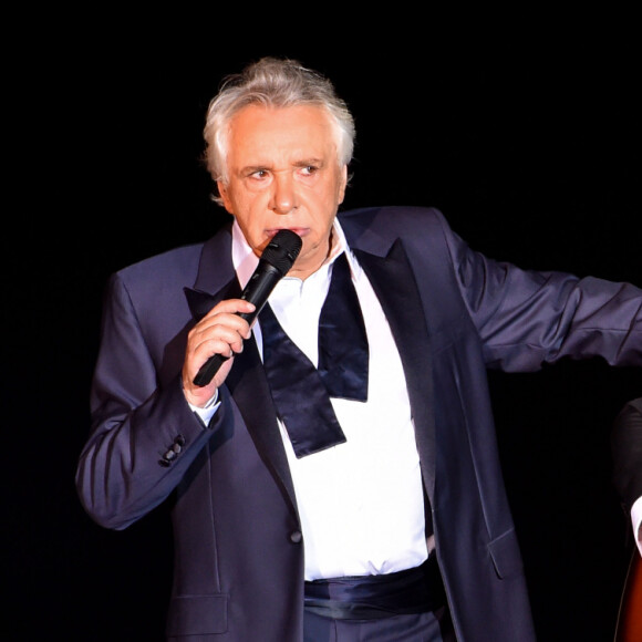 Il a en effet fait appel à son ami d'enfance Pierre Billon. 
Exclusif - Pierre Billon - Michel Sardou en concert au stade Tropenas à Montélimar le 5 juillet 2017 dans le cadre de sa dernière tournée "La dernière danse". © Bruno Bebert / Bestimage 