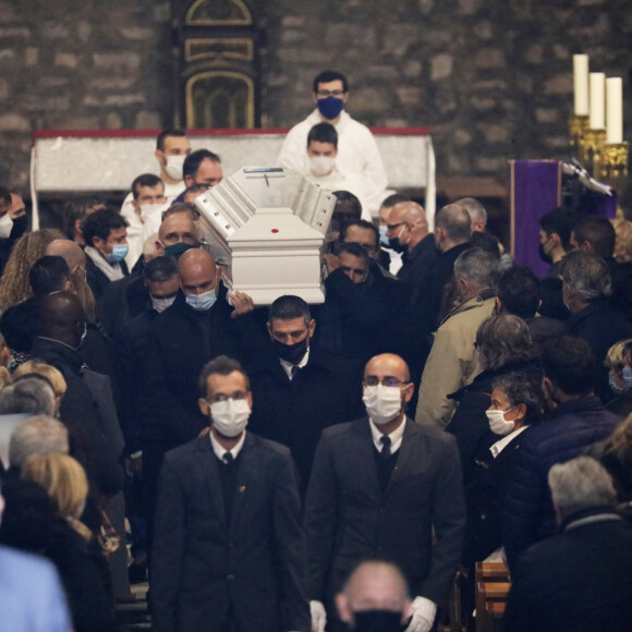 Lui en avait 18,
Cercueil sortie église - Obsèques du rugbyman Christophe Dominici en l'église Saint-Louis de Hyères le 4 décembre 2020 © Franck Muller / Nice Matin / Bestimage