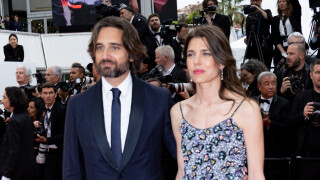 Charlotte Casiraghi au bras de Dimitri Rassam à Cannes : amoureux divins avec leurs célèbres mamans !