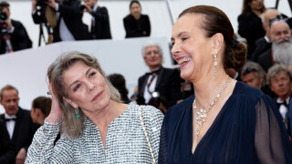 Carole Bouquet en célibataire à Cannes : superbe complice de l'élégante Caroline de Monaco