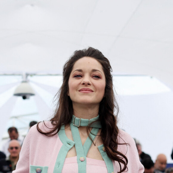 Marion Cotillard au photocall de "Little Girl Blue" lors du 76ème Festival International du Film de Cannes, le 21 mai 2023. © Jacovides / Moreau / Bestimage 