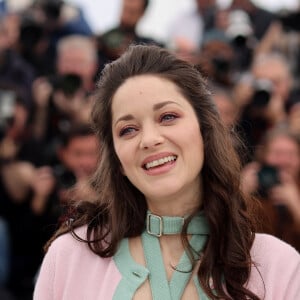 Marion Cotillard au photocall de "Little Girl Blue" lors du 76ème Festival International du Film de Cannes, le 21 mai 2023. © Jacovides / Moreau / Bestimage 