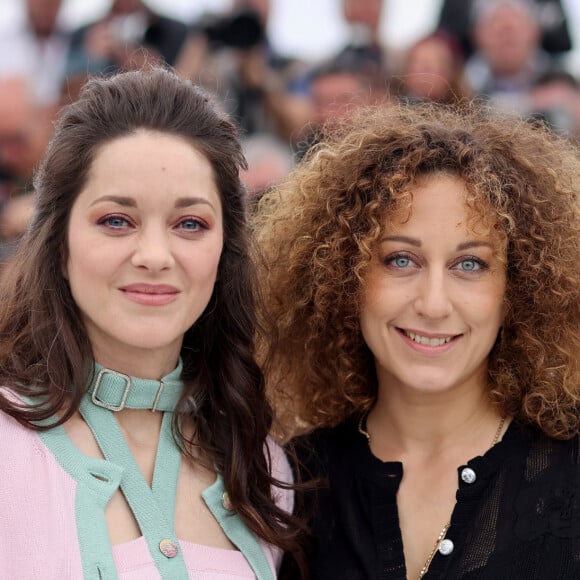 Elle était accompagnée de sa réalisatrice Mona Achache.
La réalisatrice Mona Achache et Marion Cotillard au photocall de "Little Girl Blue" lors du 76ème Festival International du Film de Cannes, le 21 mai 2023. © Jacovides / Moreau / Bestimage 