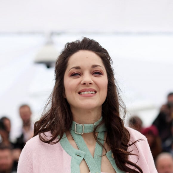 Marion Cotillard au photocall de "Little Girl Blue" lors du 76ème Festival International du Film de Cannes, le 21 mai 2023. © Jacovides / Moreau / Bestimage 