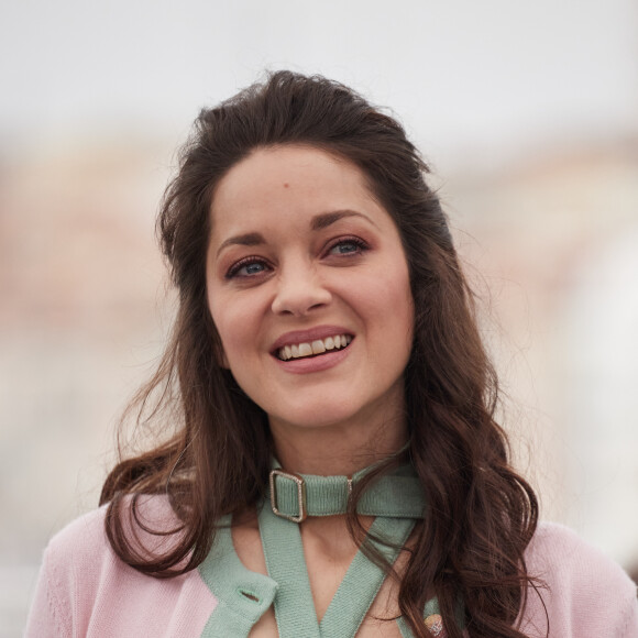 Marion Cotillard au photocall de "Little Girl Blue" lors du 76ème Festival International du Film de Cannes, le 21 mai 2023. © Jacovides / Moreau / Bestimage 