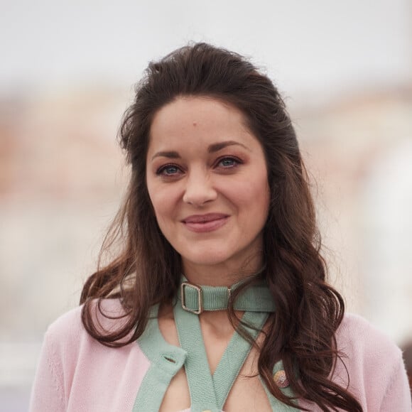 Marion Cotillard au photocall de "Little Girl Blue" lors du 76ème Festival International du Film de Cannes, le 21 mai 2023. © Jacovides / Moreau / Bestimage 