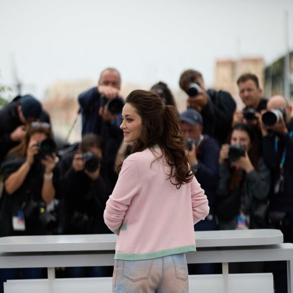 Marion Cotillard au photocall de "Little Girl Blue" lors du 76ème Festival International du Film de Cannes, le 21 mai 2023. © Jacovides / Moreau / Bestimage 