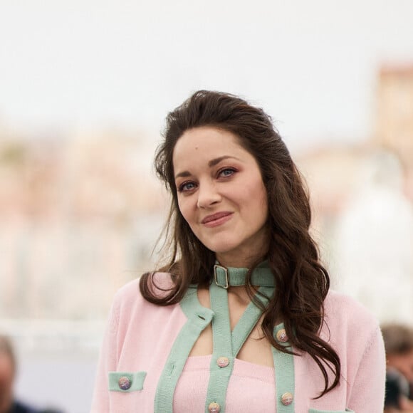 Marion Cotillard au photocall de "Little Girl Blue" lors du 76ème Festival International du Film de Cannes, le 21 mai 2023. © Jacovides / Moreau / Bestimage 