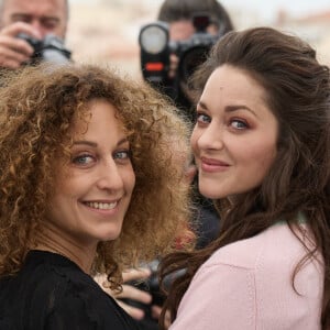 La réalisatrice Mona Achache et Marion Cotillard au photocall de "Little Girl Blue" lors du 76ème Festival International du Film de Cannes, le 21 mai 2023. © Jacovides / Moreau / Bestimage 