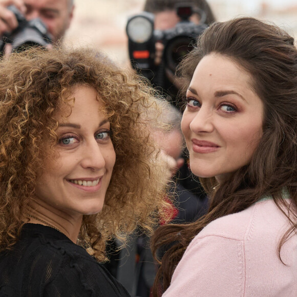 La réalisatrice Mona Achache et Marion Cotillard au photocall de "Little Girl Blue" lors du 76ème Festival International du Film de Cannes, le 21 mai 2023. © Jacovides / Moreau / Bestimage 