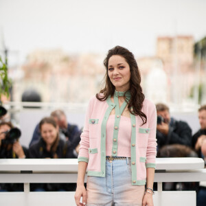 Marion Cotillard au photocall de "Little Girl Blue" lors du 76ème Festival International du Film de Cannes, le 21 mai 2023. © Jacovides / Moreau / Bestimage 