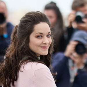 Marion Cotillard au photocall de "Little Girl Blue" lors du 76ème Festival International du Film de Cannes, le 21 mai 2023. © Jacovides / Moreau / Bestimage 