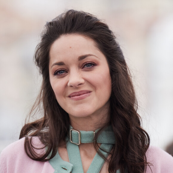 Marion Cotillard au photocall de "Little Girl Blue" lors du 76ème Festival International du Film de Cannes, le 21 mai 2023. © Jacovides / Moreau / Bestimage 