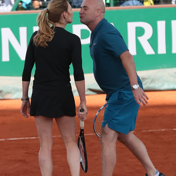 Retirés du circuit professionnel depuis de longues années, ils n'oublient pas pour autant leur amour du tennis
 
Steffi Graf et son mari André Agassi - Tournoi des "Longines Future Tennis Aces" sur le court en terre battue installé sous la Tour Eiffel dans le cadre de l'opération "Roland-Garros dans la Ville" à Paris, le 2 juin 2018. S. Graf et A. Agassi ont disputé un match avec les vainqueurs de cette compétition. © Jacovides/Moreau/Bestimage