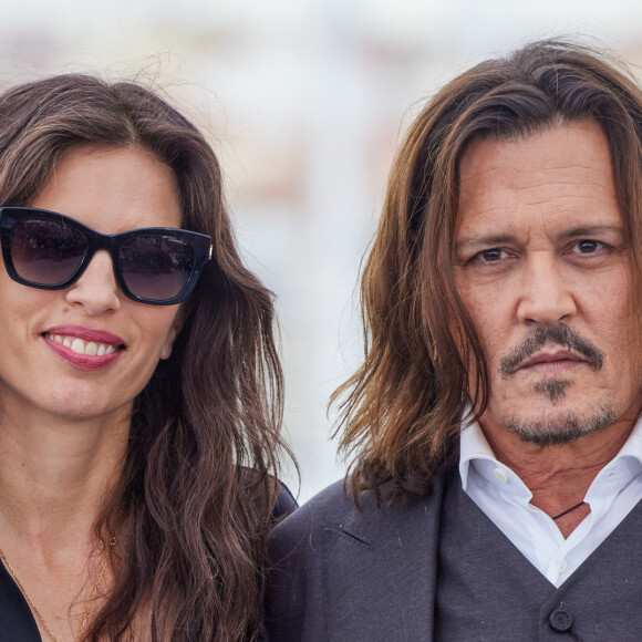 La réalisatrice Maïwenn et Johnny Depp au photocall de "Jeanne du Barry" lors du 76ème Festival International du Film de Cannes, le 17 mai 2023. © Dominique Jacovides/Cyril Moreau/Bestimage 
