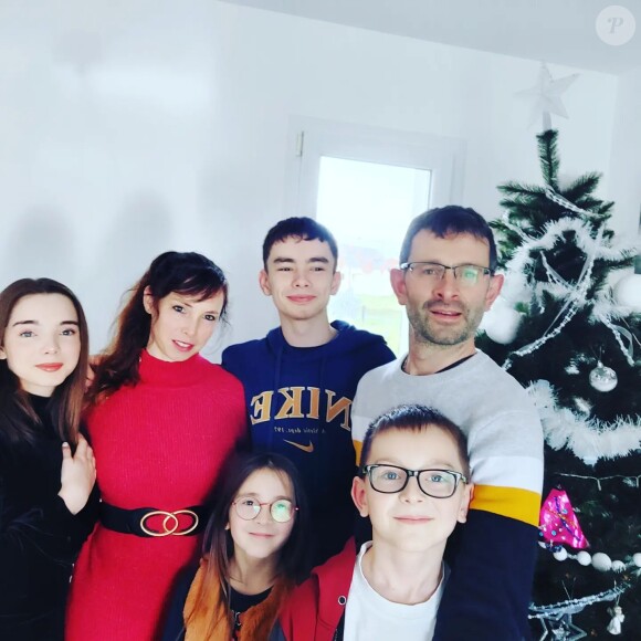 Julien de "L'amour est dans le pré" et Floriane avec leurs enfants, décembre 2022