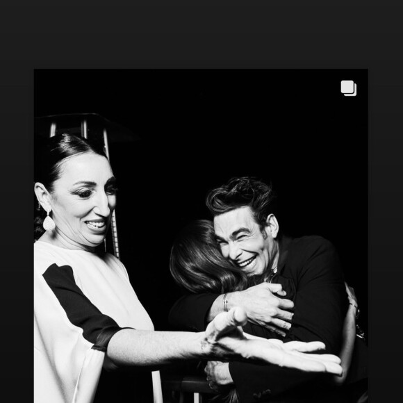 Hiba Abouk a notamment passé la soirée avec le célèbre mannequin Jon Kortajarena, qu'elle a pris dans ses bras
