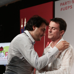 Avant de se lancer dans la psychanalyse, Harold Hauzy a été le conseiller en communication de Manuel Valls.
Manuel Valls (le premier ministre) la chemise complètement mouillée et son conseiller communication, Harold Hauzy - Clôture de l'université d'été du Parti Socialiste (PS) à La Rochelle, le 30 août 2015.