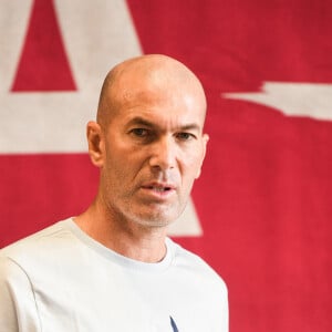 Zinedine Zidane lors de la lecture de la dictée ELA aux élèves de la 6ème F du collège Henri Barnier à Marseille le 18 octobre 2022. Le texte de la dictée 2022 est de Mohamed Mbougar SARR, "L'étoile qui n'avait pas sommeil", lauréat du Prix Goncourt 2021.