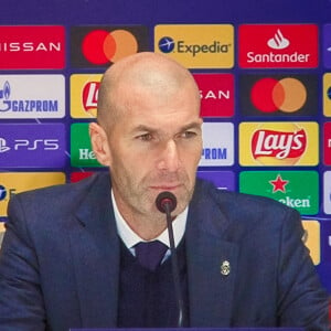 L'entraîneur-chef du Real Madrid Zinedine Zidane assiste à une conférence de presse de Ligue des Champions, Groupe B, match de football entre Shakhtar Donetsk et le Real Madrid au stade Olimpiyskiy de Kiev. Le 2 décembre 2020.