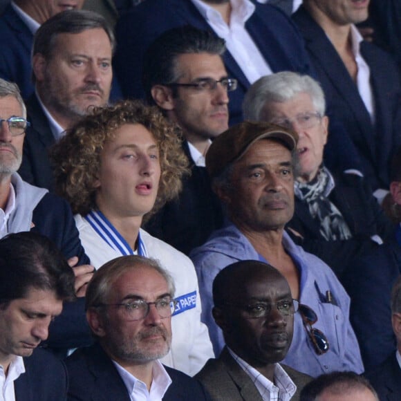 Gilles Moretton (président de la FFT), Yannick Noah et son fils Joalukas - People en tribunes du match de football en ligue 1 Uber Eats : Le PSG (Paris Saint-Germain) remporte la victoire 2-1 contre Lyon au Parc des Princes à Paris le 19 septembre 2021.