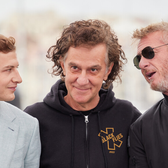 Tye Sheridan, le réalisateur Jean-Stéphane Sauvaire et Sean Penn au photocall de "Black Flies" lors du 76ème Festival International du Film de Cannes, le 19 mai 2023. © Jacovides / Moreau