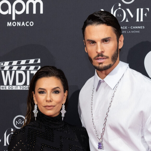 Eva Longoria, Baptiste Giabiconi - Photocall de la première édition du dîner de charité "Together we Give" sur la Plage "La Môme"lors du 76ème Festival International du Film de Cannes le 23 mai 2023.© Jeremy Melloul/Bestimage