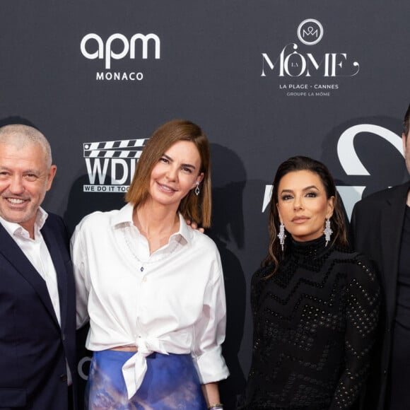 Baptiste Giabiconi, Kika Prette et son mari Philippe Prette, le dirigeant de la marque de bijoux APM Monaco, Eva Longoria, Richard Orlinski, Maria Bravo - Photocall de la première édition du dîner de charité "Together we Give" sur la Plage "La Môme"lors du 76ème Festival International du Film de Cannes le 23 mai 2023.© Jeremy Melloul/Bestimage