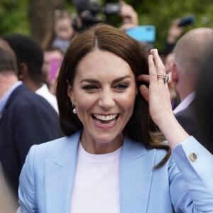 Le prince William, prince de Galles, et Catherine (Kate) Middleton, princesse de Galles, à la rencontre du public du concert du couronnement près du château de Windsor Catherine (Kate) Middleton, princesse de Galles