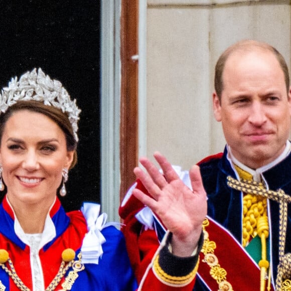 Le prince William, prince de Galles, et Catherine (Kate) Middleton, princesse de Galles - La famille royale britannique salue la foule sur le balcon du palais de Buckingham lors de la cérémonie de couronnement du roi d'Angleterre à Londres le 5 mai 2023. 