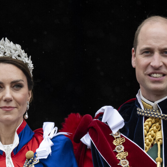 Le prince William, prince de Galles, et Catherine (Kate) Middleton, princesse de Galles - La famille royale britannique salue la foule sur le balcon du palais de Buckingham lors de la cérémonie de couronnement du roi d'Angleterre à Londres le 5 mai 2023. 