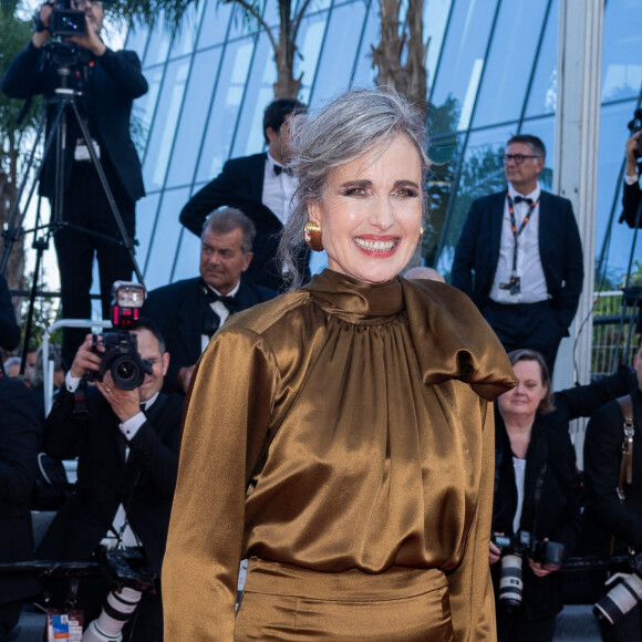 "L'Eté dernier" était le film présenté ce soir au festival de Cannes. Pour mettre le film à l'honneur étaient notamment présentes des stars internationales comme l'actrice américaine Andie MacDowell et Georgina Rodríguez.
Andie MacDowell - Montée des marches du film " L'été dernier " lors du Festival International du Film de Cannes, au Palais des Festivals à Cannes. © Olivier Borde / Bestimage 