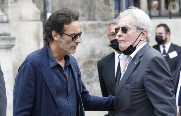 Alain Delon et son fils Anthony - Obsèques de Jean-Paul Belmondo en l'église Saint-Germain-des-Prés, à Paris le 10 septembre 2021. © Cyril Moreau / Bestimage 