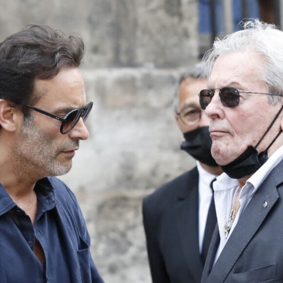 Alain Delon et son fils Anthony - Obsèques de Jean-Paul Belmondo en l'église Saint-Germain-des-Prés, à Paris le 10 septembre 2021. © Cyril Moreau / Bestimage 