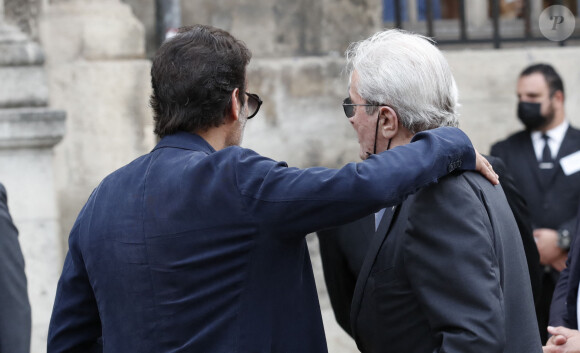 Alain Delon et son fils Anthony - Obsèques de Jean-Paul Belmondo en l'église Saint-Germain-des-Prés, à Paris le 10 septembre 2021. © Cyril Moreau / Bestimage 