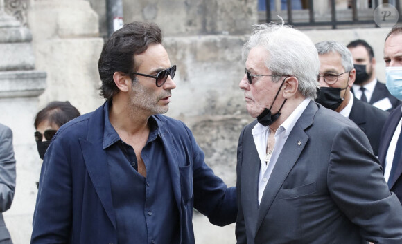 Alain Delon et son fils Anthony - Obsèques de Jean-Paul Belmondo en l'église Saint-Germain-des-Prés, à Paris le 10 septembre 2021. © Cyril Moreau / Bestimage 