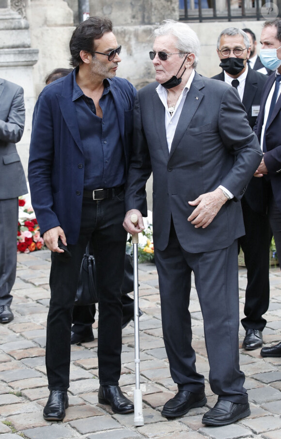 Alain Delon et son fils Anthony - Obsèques de Jean-Paul Belmondo en l'église Saint-Germain-des-Prés, à Paris le 10 septembre 2021. © Cyril Moreau / Bestimage 