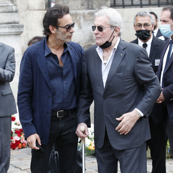 Alain Delon et son fils Anthony - Obsèques de Jean-Paul Belmondo en l'église Saint-Germain-des-Prés, à Paris le 10 septembre 2021. © Cyril Moreau / Bestimage 