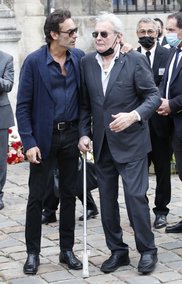 Alain Delon et son fils Anthony - Obsèques de Jean-Paul Belmondo en l'église Saint-Germain-des-Prés, à Paris le 10 septembre 2021. © Cyril Moreau / Bestimage 