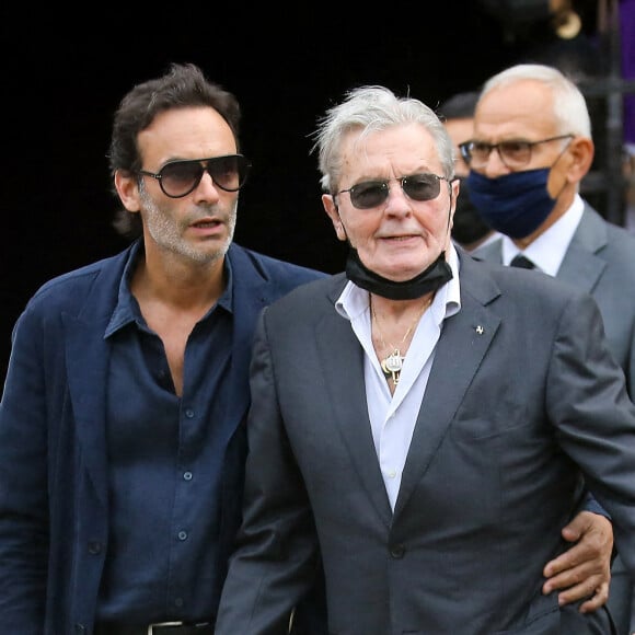 Anthony Delon a remplacé par son père Alain Delon pour assister à une exposition en son honneur.
Alain Delon et son fils Anthony - Obsèques de Jean-Paul Belmondo en l'église Saint-Germain-des-Prés, à Paris. © Dominique Jacovides / Bestimage 